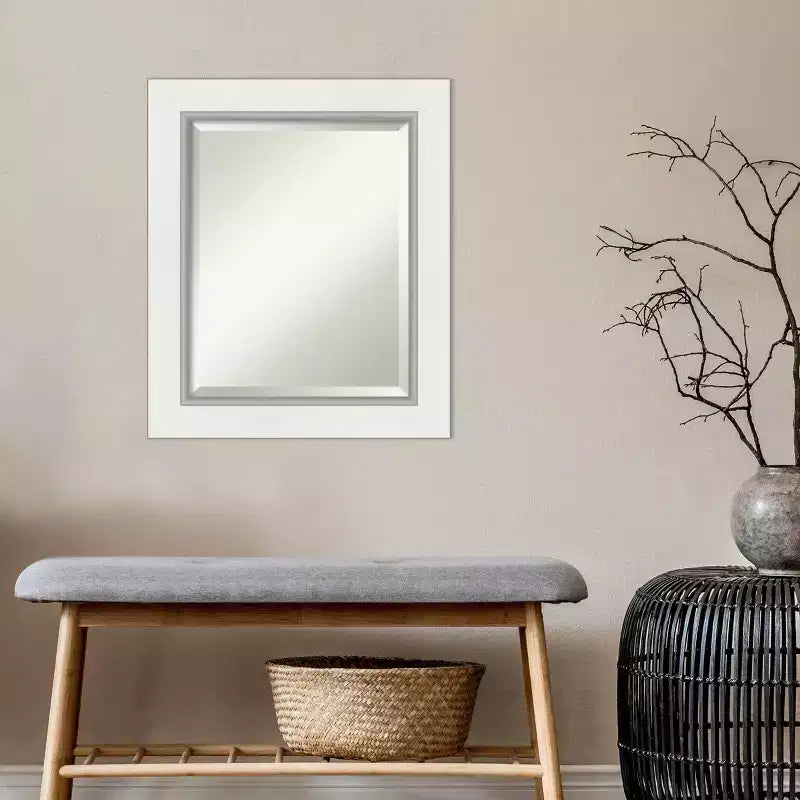 Miroir mural biseauté encadré Eva blanc 22" x 26" — Argent, moderne, aucun assemblage requis