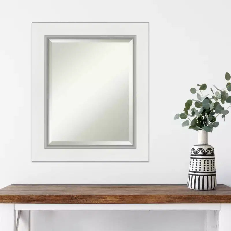 Miroir mural biseauté encadré Eva blanc 22" x 26" — Argent, moderne, aucun assemblage requis