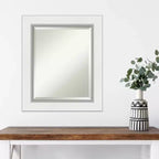 Miroir mural biseauté encadré Eva blanc 22" x 26" — Argent, moderne, aucun assemblage requis
