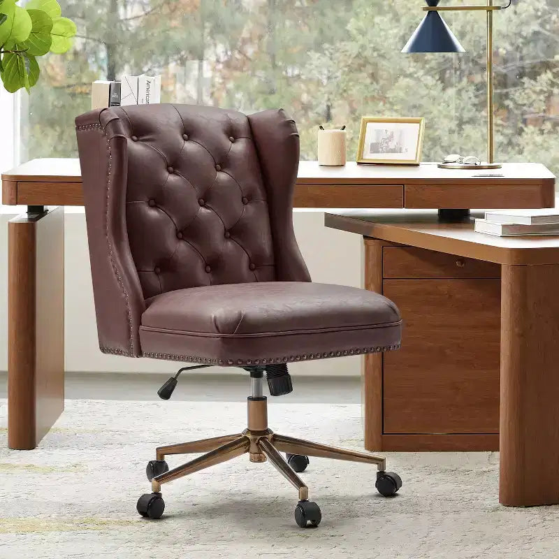 Fauteuil de bureau Chesterfield traditionnel en similicuir Hazel – capitonné, clous décoratifs en bronze, couleur camel