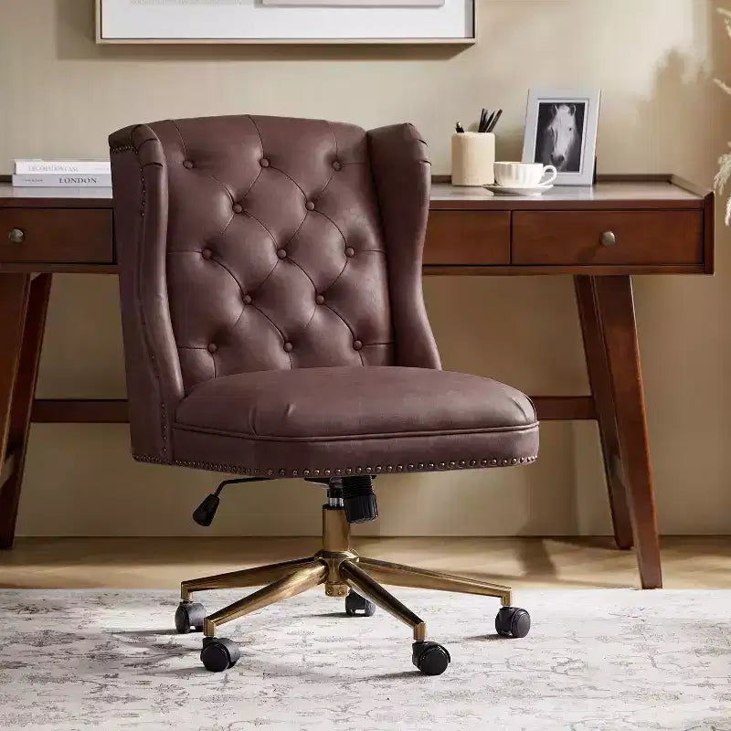 Fauteuil de bureau Chesterfield traditionnel en similicuir Hazel – capitonné, clous décoratifs en bronze, couleur camel