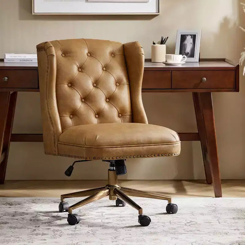 Fauteuil de bureau Chesterfield traditionnel en similicuir Hazel – capitonné, clous décoratifs en bronze, couleur camel