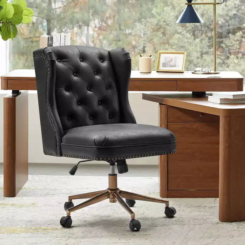 Fauteuil de bureau Chesterfield traditionnel en similicuir Hazel – capitonné, clous décoratifs en bronze, couleur camel