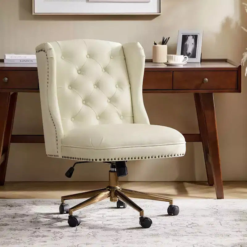 Fauteuil de bureau Chesterfield traditionnel en similicuir Hazel – capitonné, clous décoratifs en bronze, couleur camel