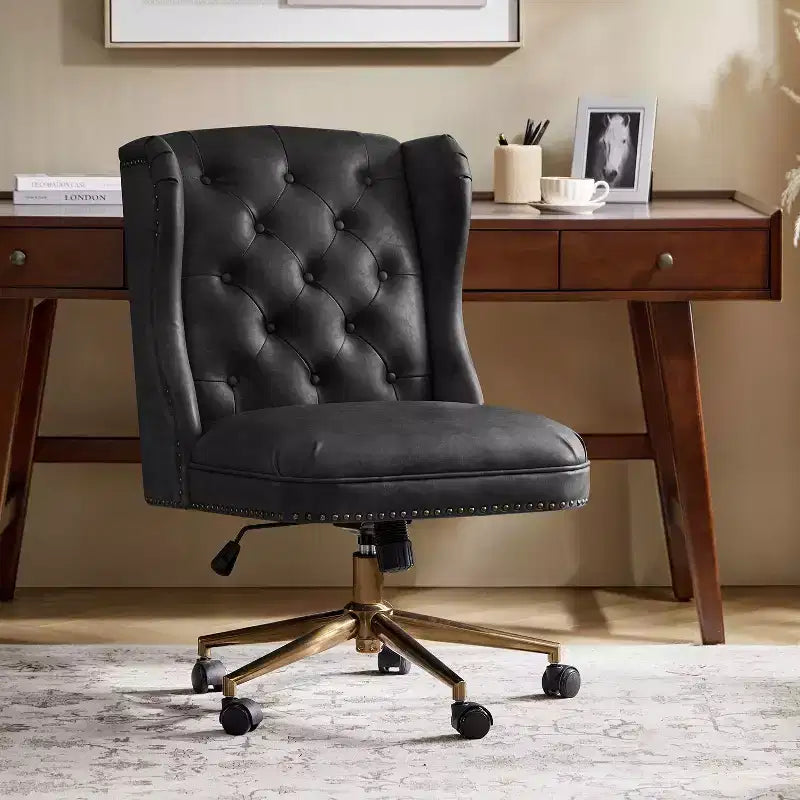 Fauteuil de bureau Chesterfield traditionnel en similicuir Hazel – capitonné, clous décoratifs en bronze, couleur camel