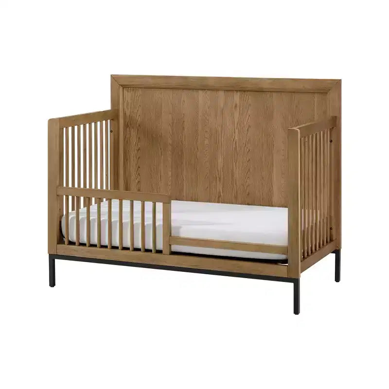 Lit de bébé convertible Newport — Fini chêne naturel, quincaillerie noir mat, certifié ASTM