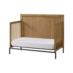 Lit de bébé convertible Newport — Fini chêne naturel, quincaillerie noir mat, certifié ASTM