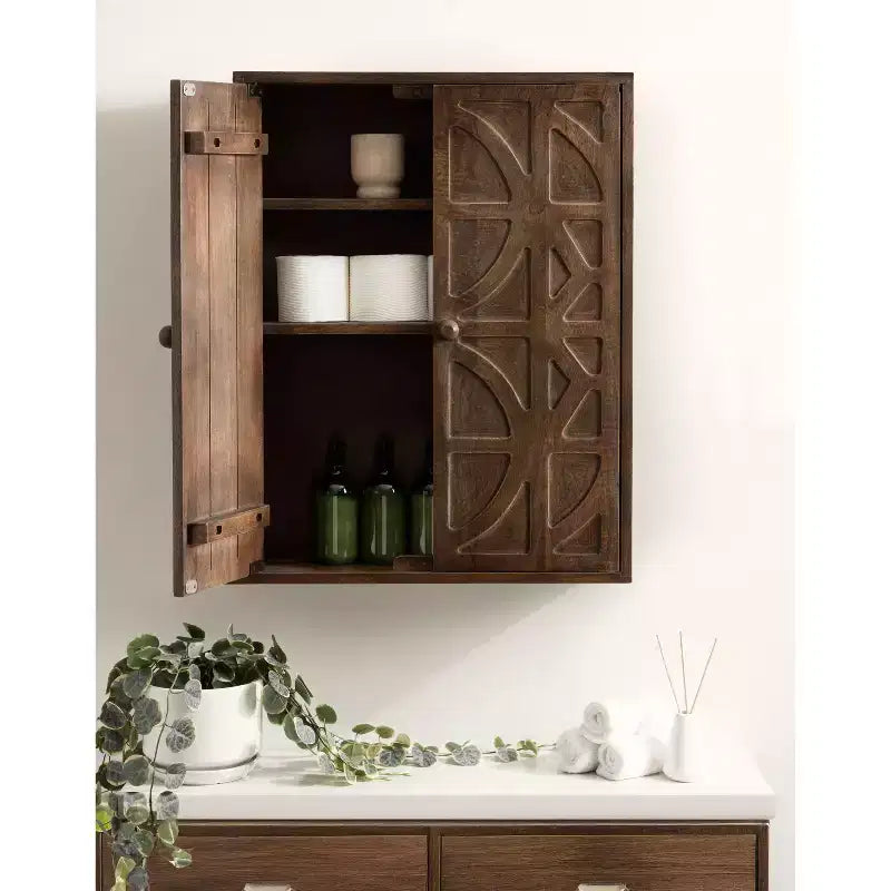 Armoire murale Galliene en bois de manguier sculpté à la main — 56 cm (L) x 71 cm (H), 3 étagères, naturel