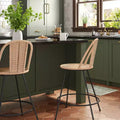 Tabouret de bar 24" Olivine à dossier arrondi en rotin - Pieds en métal noir, repose-pieds, naturel