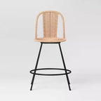 Tabouret de bar 24" Olivine à dossier arrondi en rotin - Pieds en métal noir, repose-pieds, naturel