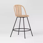 Tabouret de bar 24" Olivine à dossier arrondi en rotin - Pieds en métal noir, repose-pieds, naturel