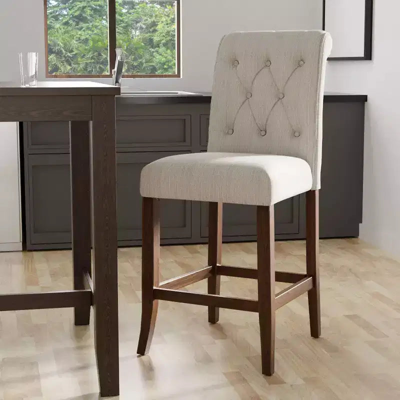 Lot de 2 tabourets de bar hauteur comptoir boutonnés Brandta – Beige/Chêne rustique, pieds en bois